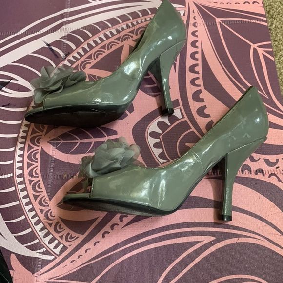 Gray open toe high heels with flower and gem - Picture 6 of 6